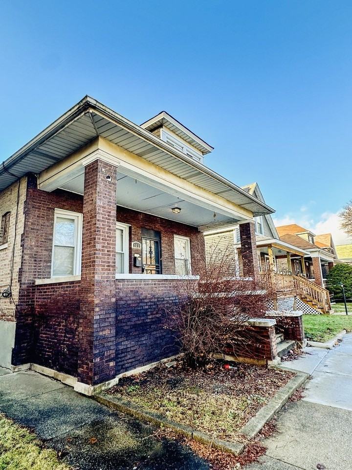 7532 S Vernon Ave - Photo 2 of 27