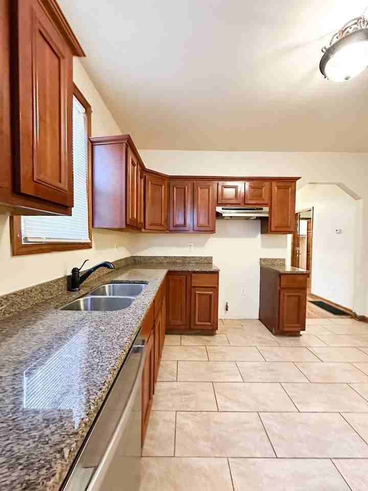 7532 S Vernon Ave - Photo 6 of 27