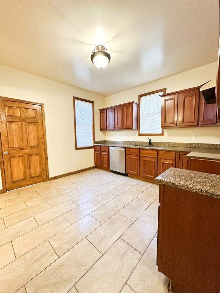 7532 S Vernon Ave - Photo 7 of 27