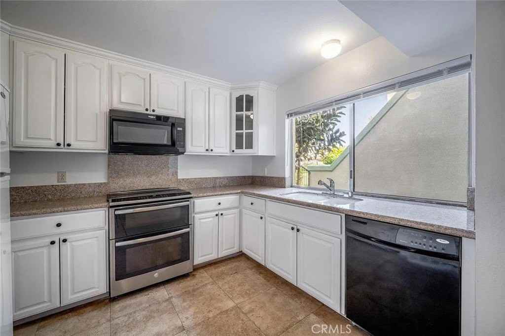 18504 Mayall St - Photo 5 of 15