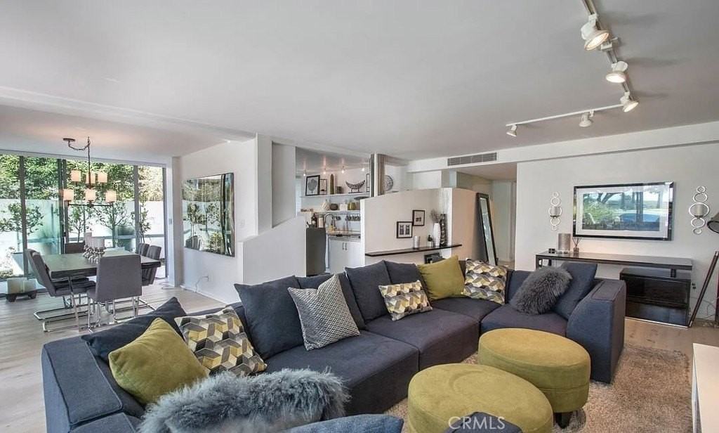 535 Ocean Ave - Photo 3 of 39