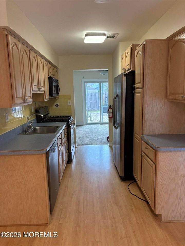 37 Atlantis Ter - Photo 3 of 21