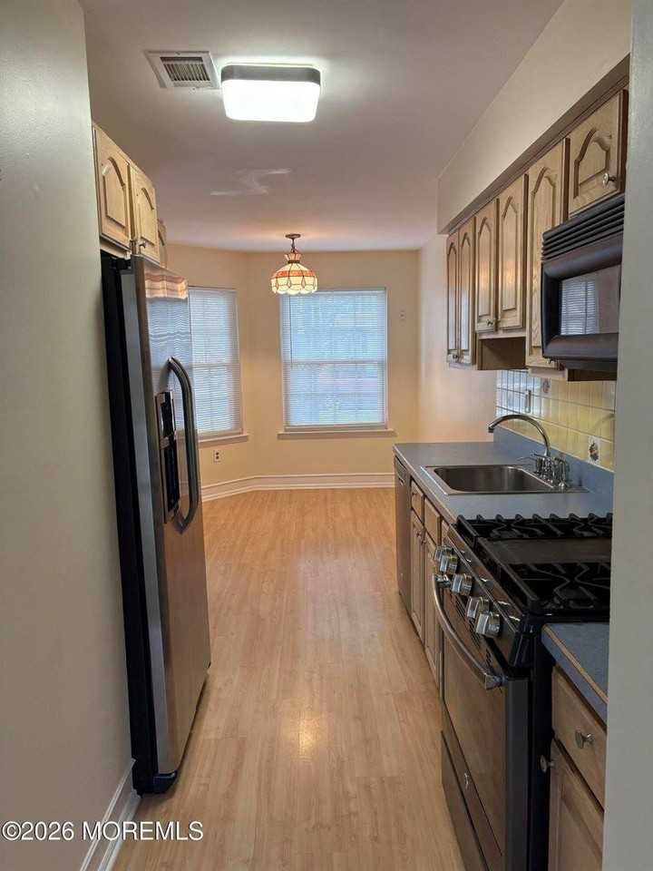 37 Atlantis Ter - Photo 4 of 21