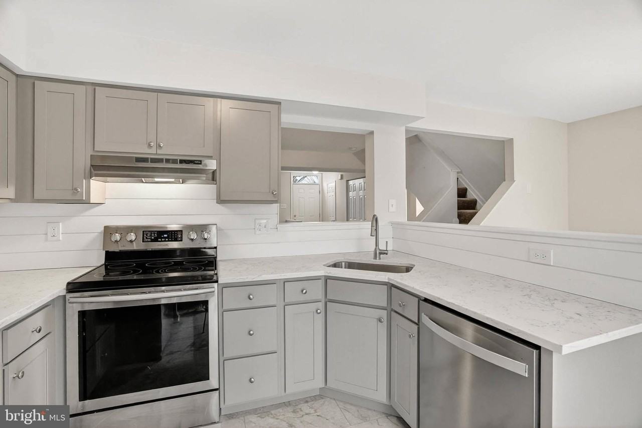 8772 Manahan Dr - Photo 6 of 31