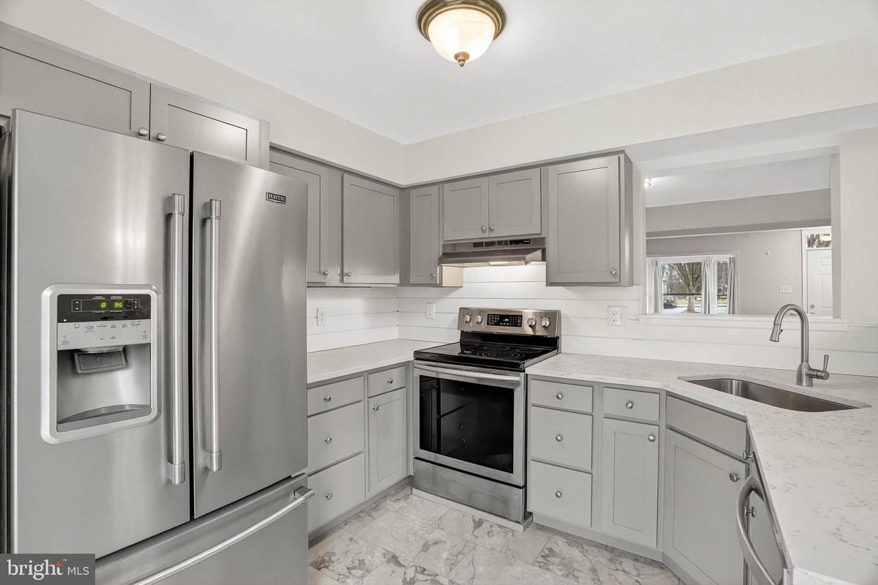 8772 Manahan Dr - Photo 7 of 31