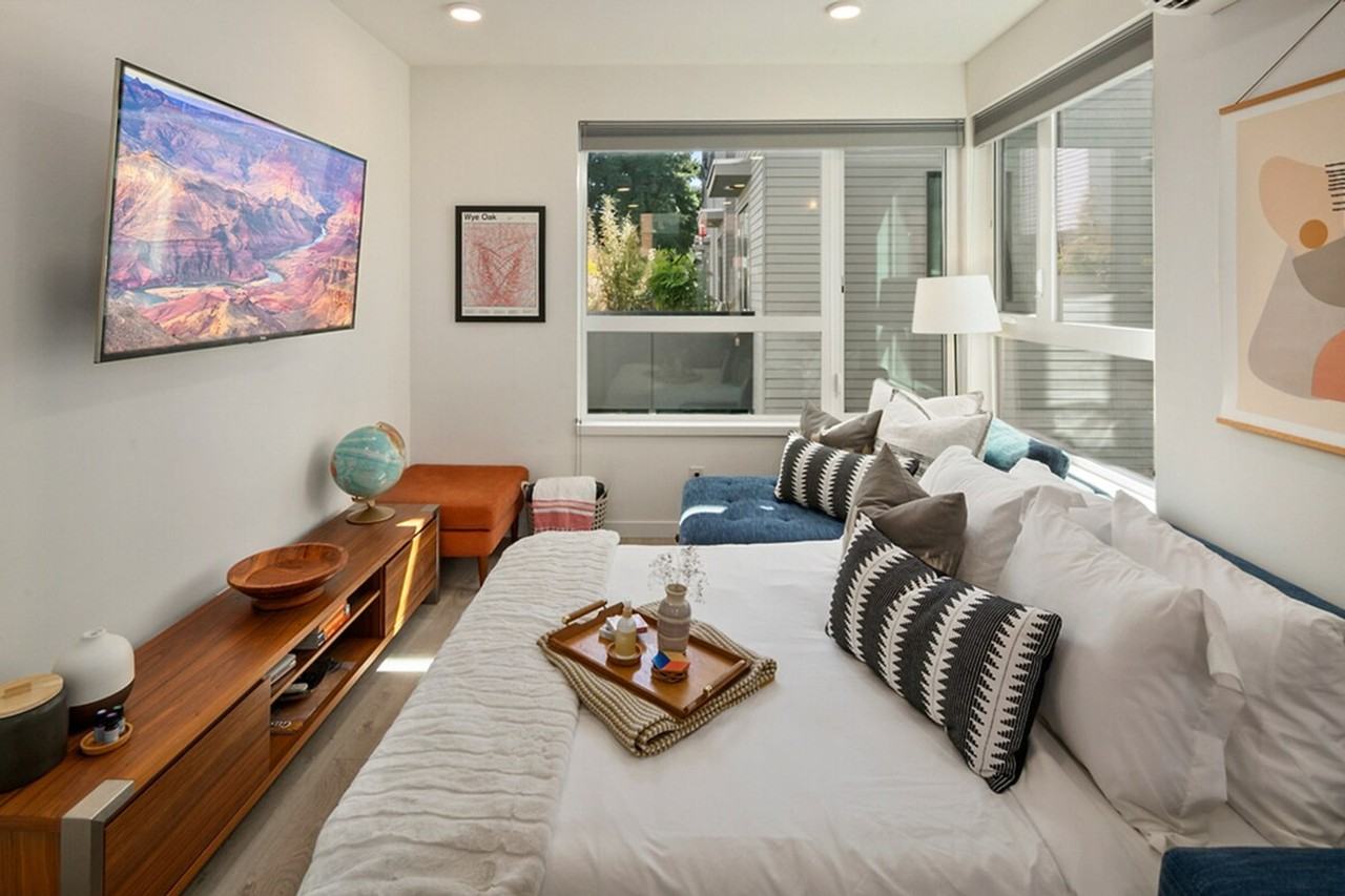 516 Broadway E #1035860P - Photo 6 of 50