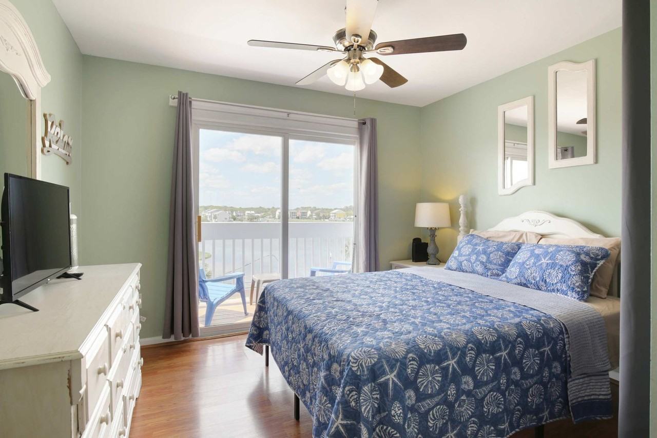 608 Carolina Beach Ave S #1302667P - Photo 4 of 32