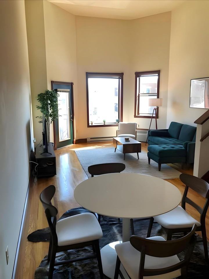 402 W Dayton St #1377413P - Photo 3 of 17