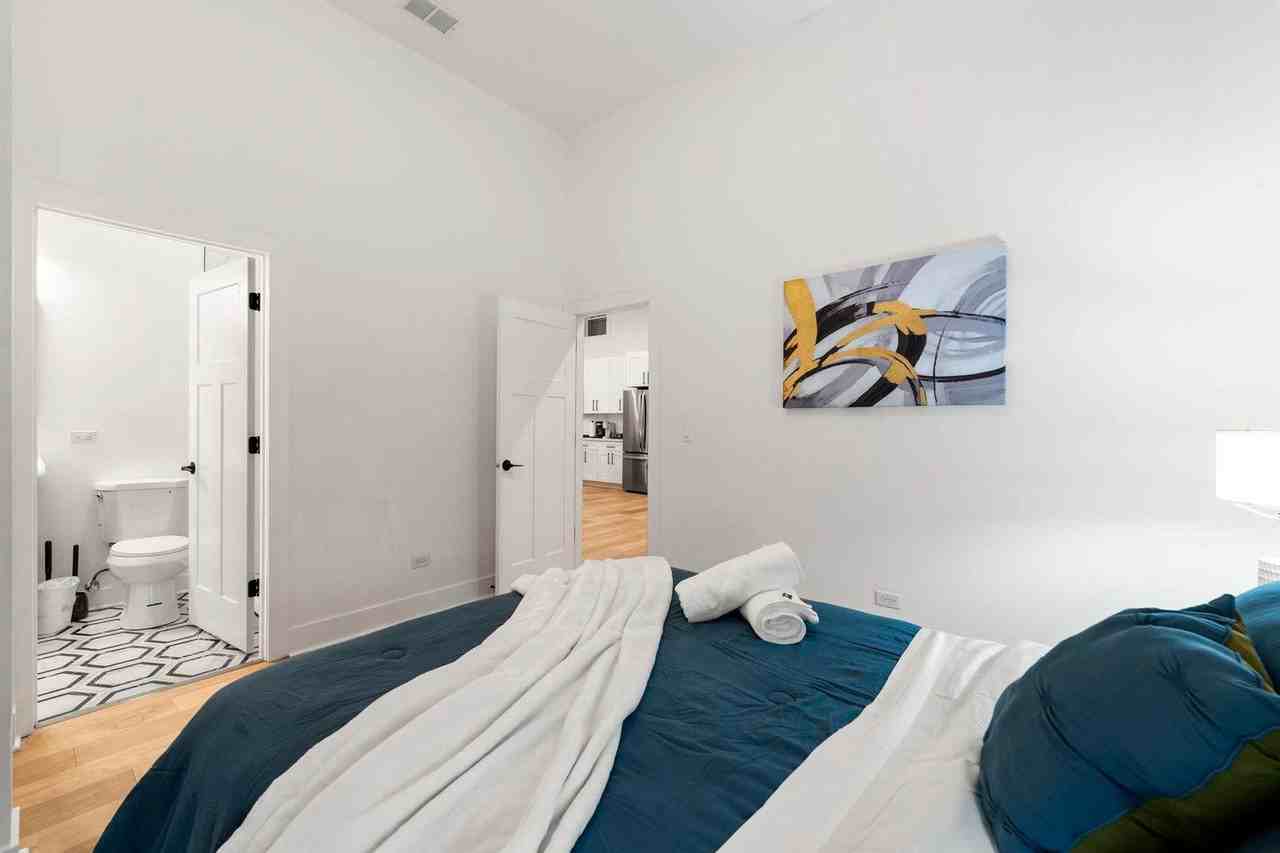 1941 West Augusta Boulevard - Photo 7 of 48