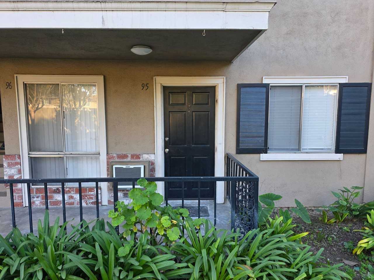 660 S Glassell St - Photo 4 of 12