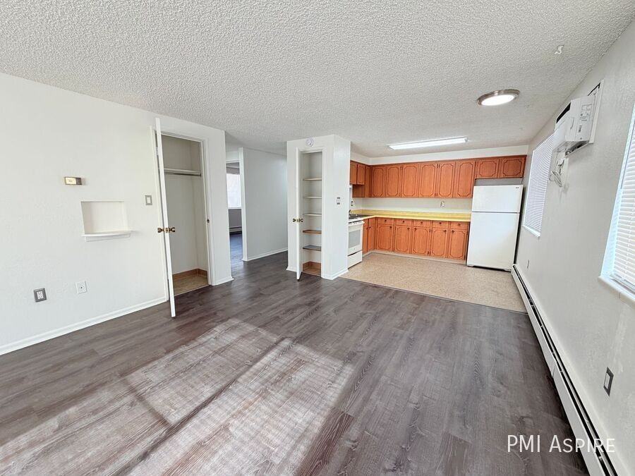 3305 S Clarkson St #206