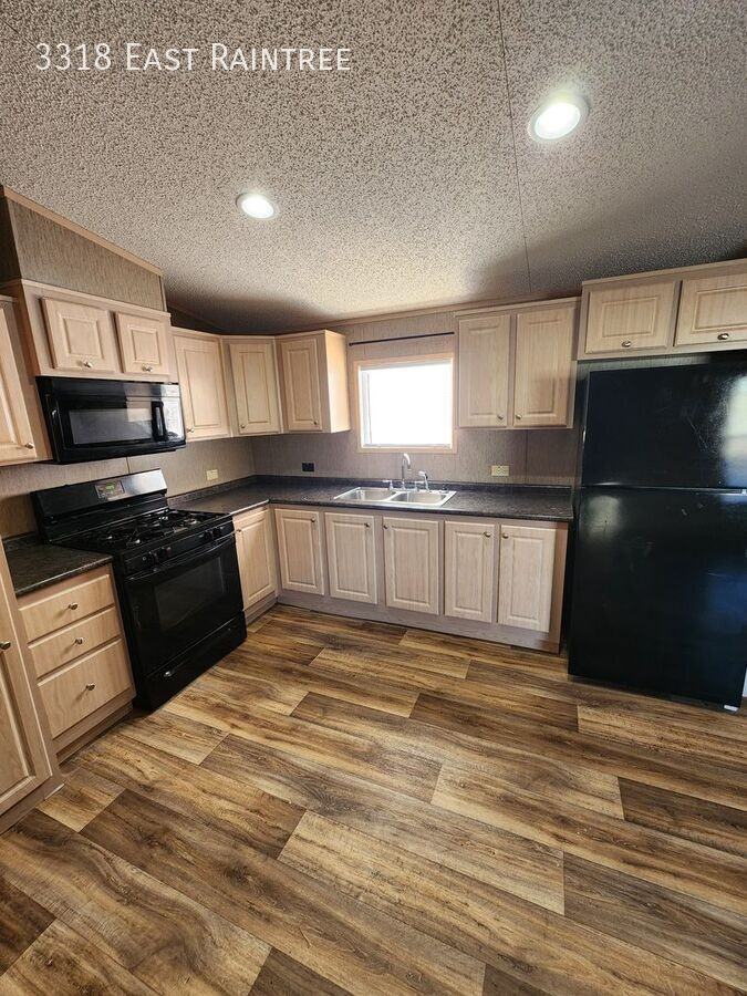 3318 E Raintree Ave