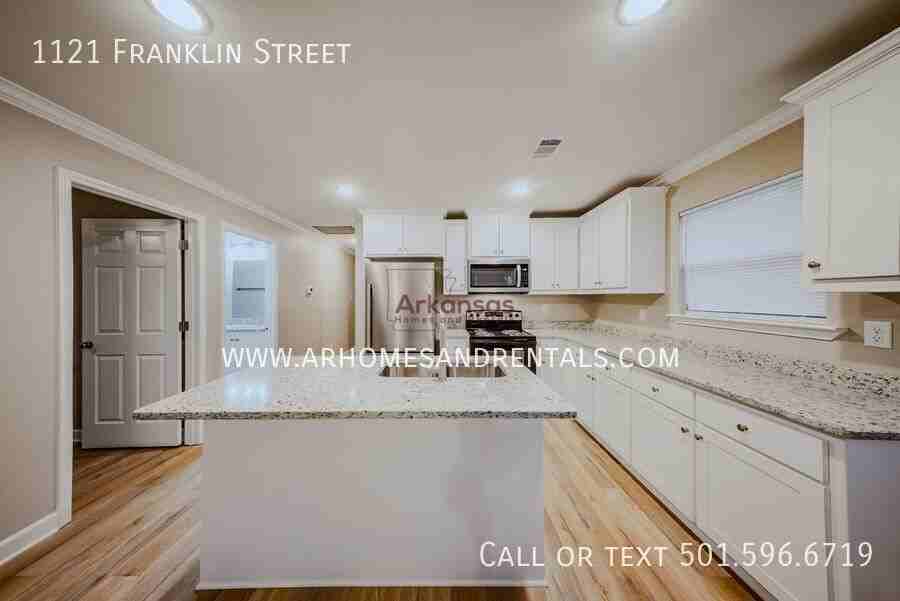 1121 Franklin St - Photo 5 of 10