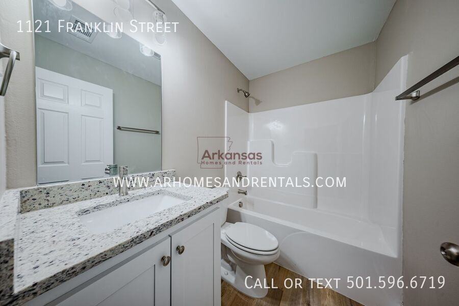 1121 Franklin St - Photo 7 of 10