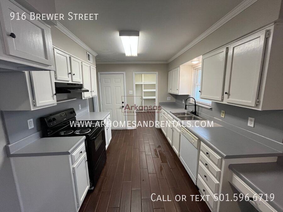 916 Brewer St - Photo 4 of 14