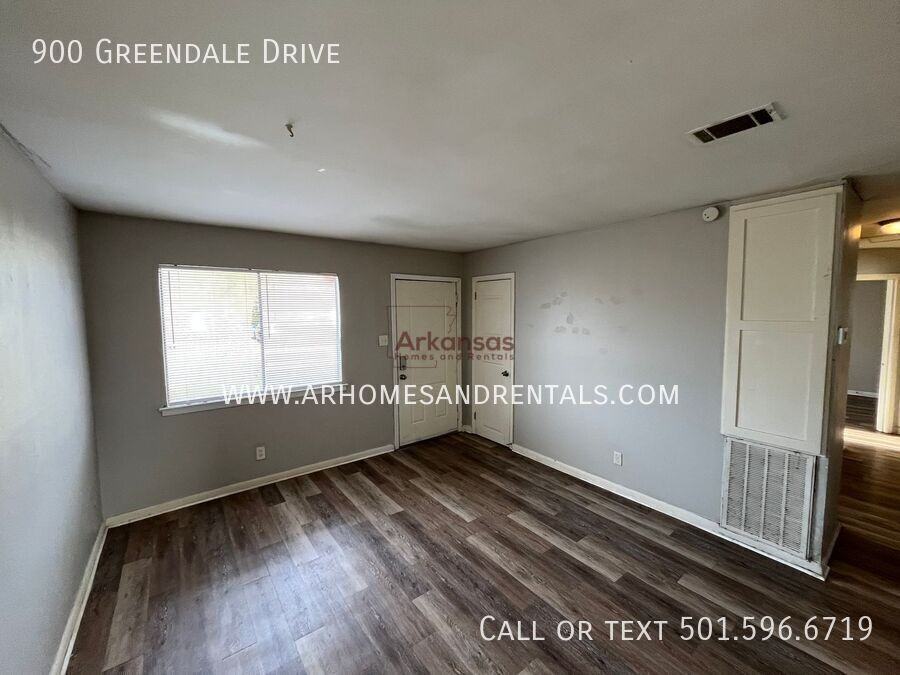 900 Greendale Dr - Photo 2 of 9