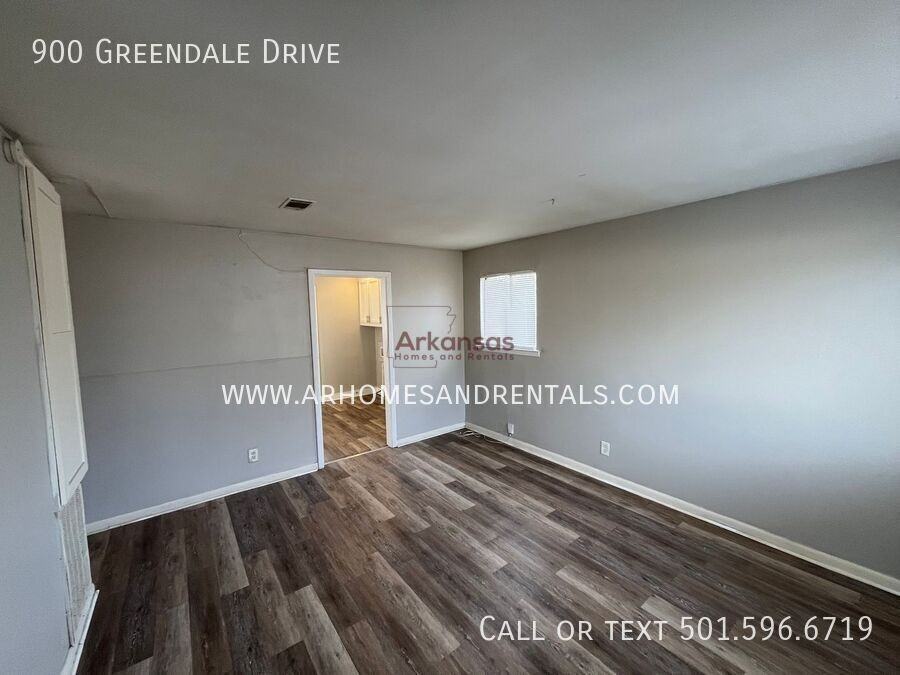 900 Greendale Dr - Photo 3 of 9