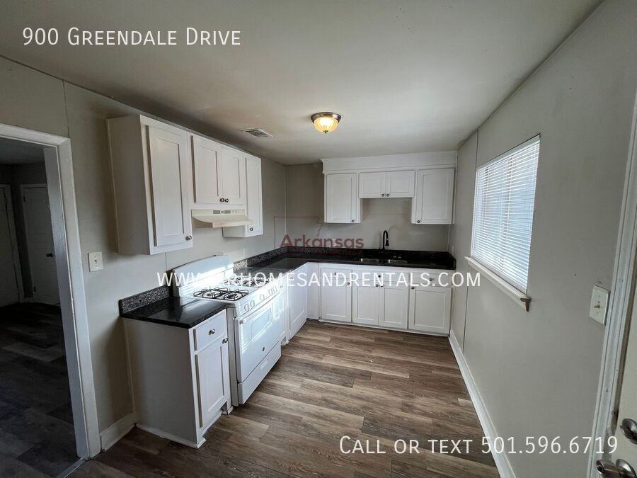 900 Greendale Dr - Photo 4 of 9