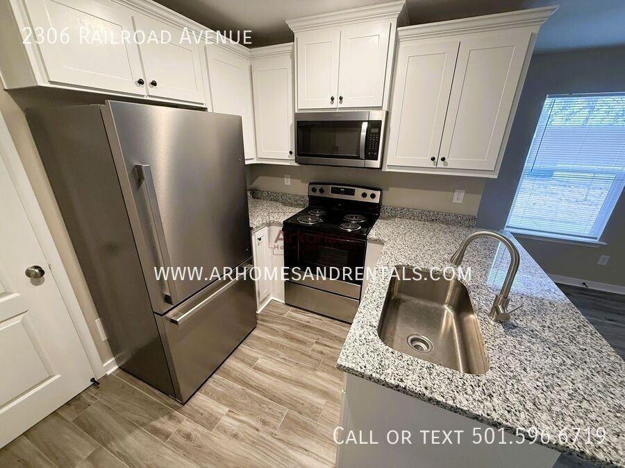 2306 Railroad Ave - Photo 3 of 8