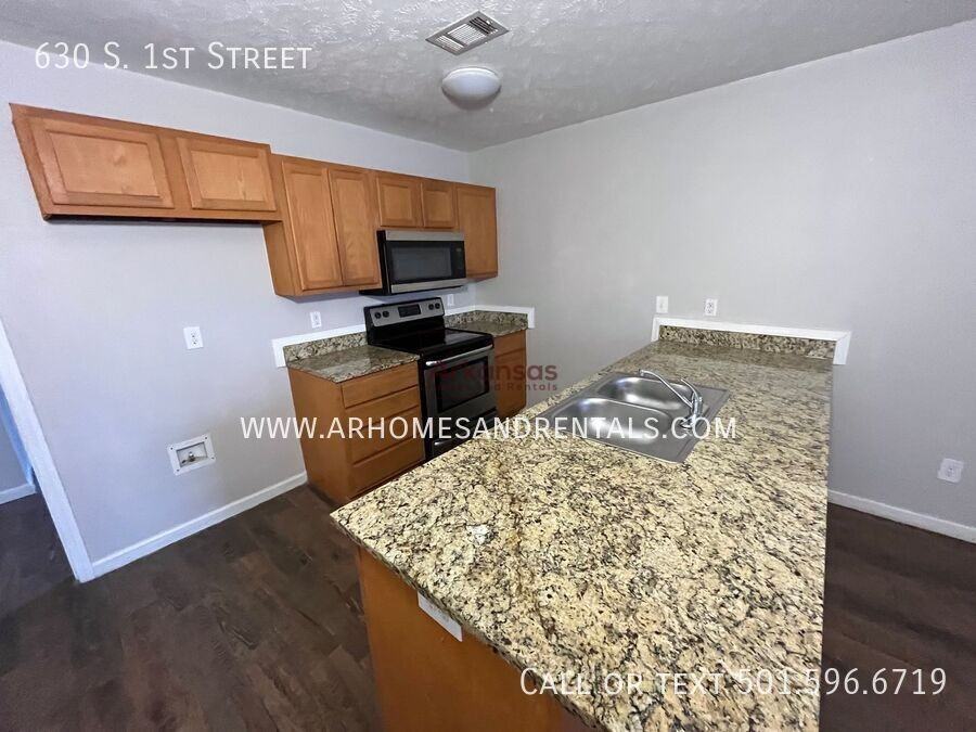 630 S 1st St - Photo 4 of 9