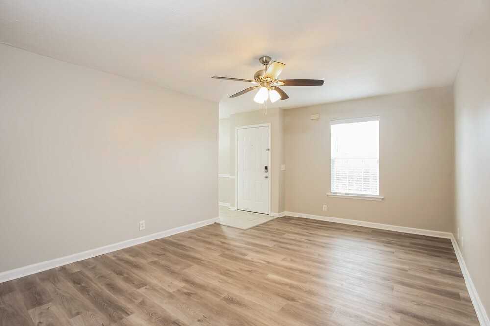 1043 Tom Hailey Blvd - Photo 6 of 17