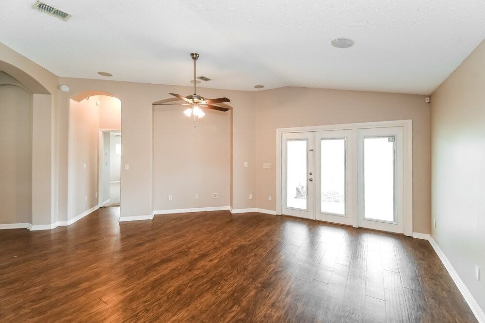 10189 Carriage House Ct - Photo 3 of 16