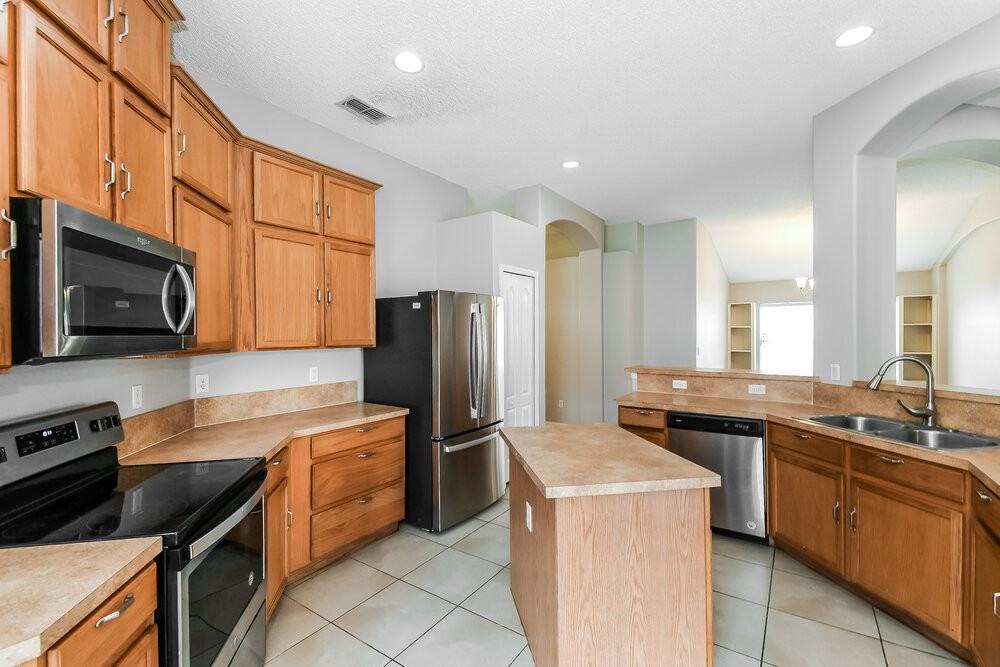 10189 Carriage House Ct - Photo 6 of 16