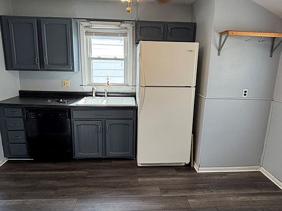 118 Webster St - Photo 4 of 8