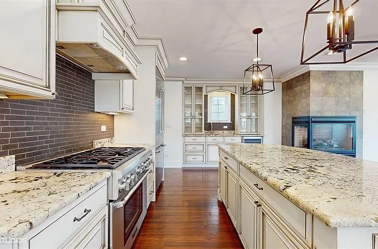 187 Forest St - Photo 2 of 17