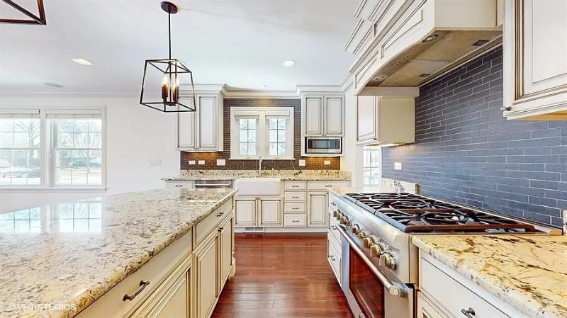 187 Forest St - Photo 4 of 17