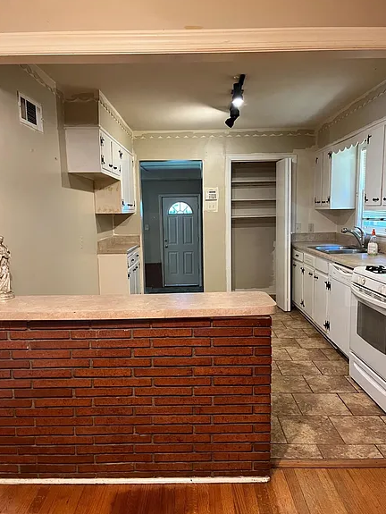 1939 Driftwood Ave - Photo 6 of 15