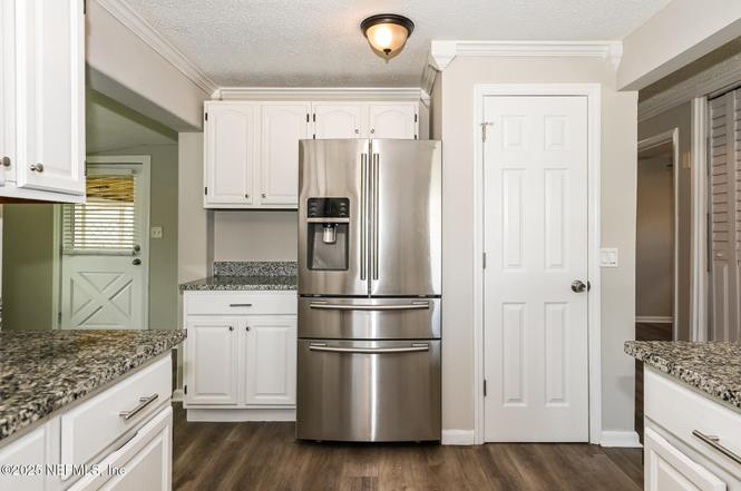 10198 Luana Dr N - Photo 2 of 19