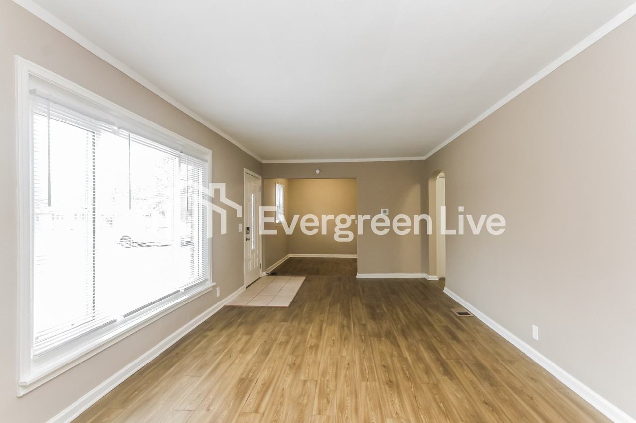 225 Burke Ave - Photo 4 of 15