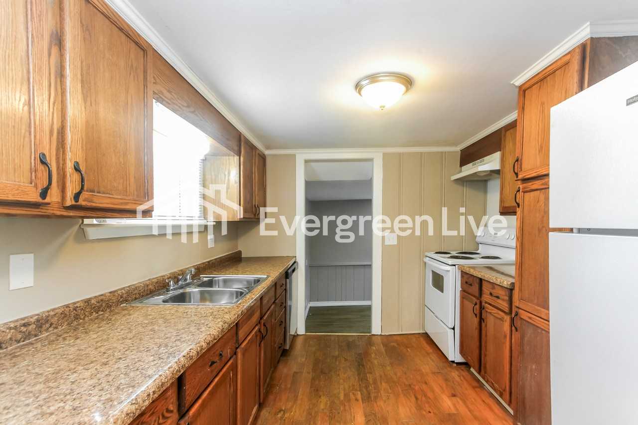 225 Burke Ave - Photo 5 of 15