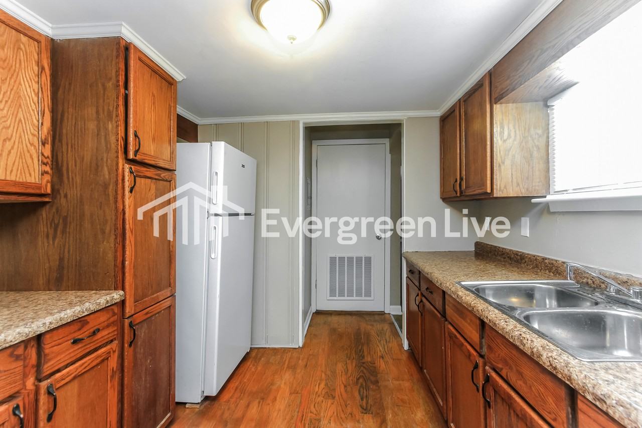 225 Burke Ave - Photo 6 of 15