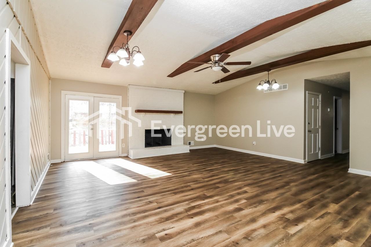 104 Longstreet Cir - Photo 2 of 15