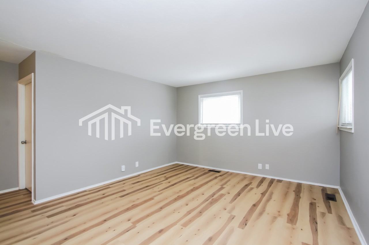 615 S Green St - Photo 3 of 15