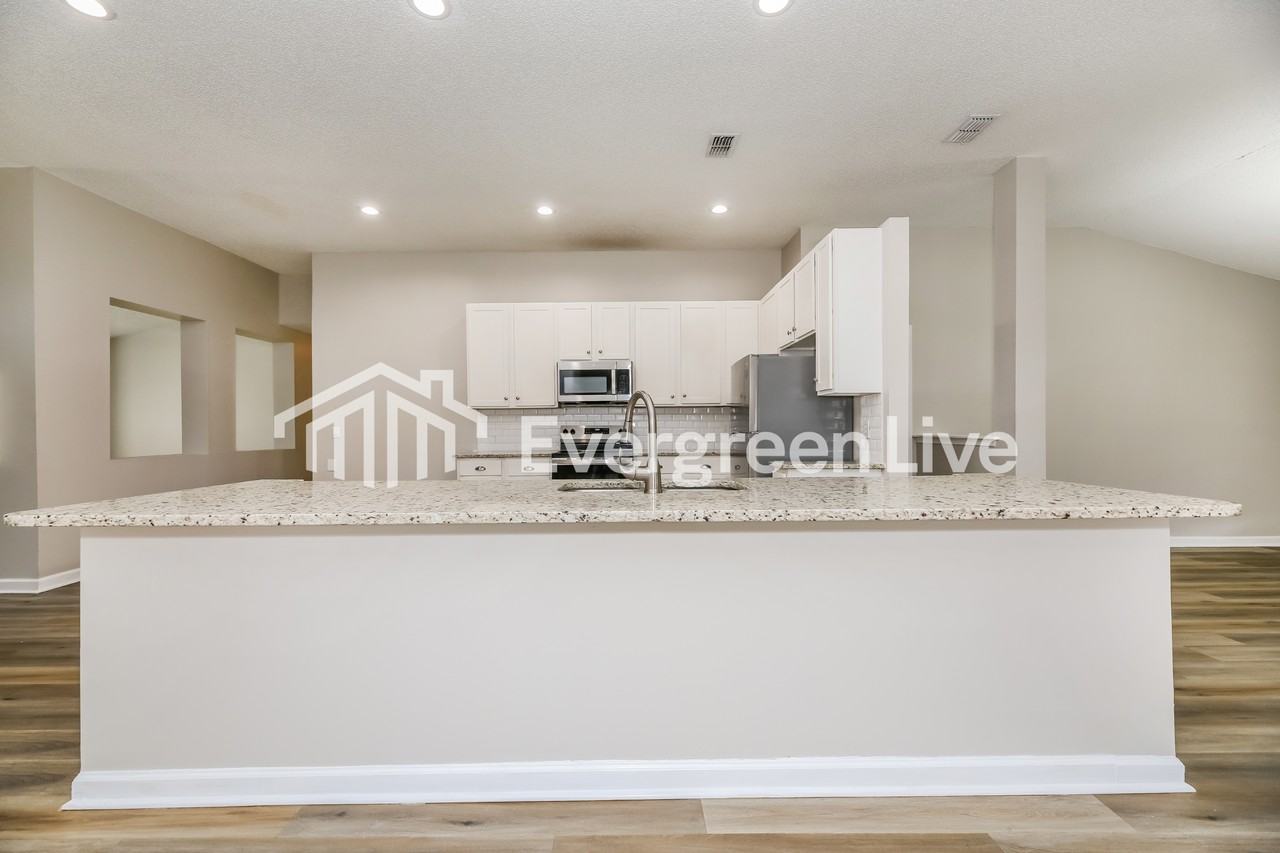 12549 Lochloosa Ln - Photo 7 of 15