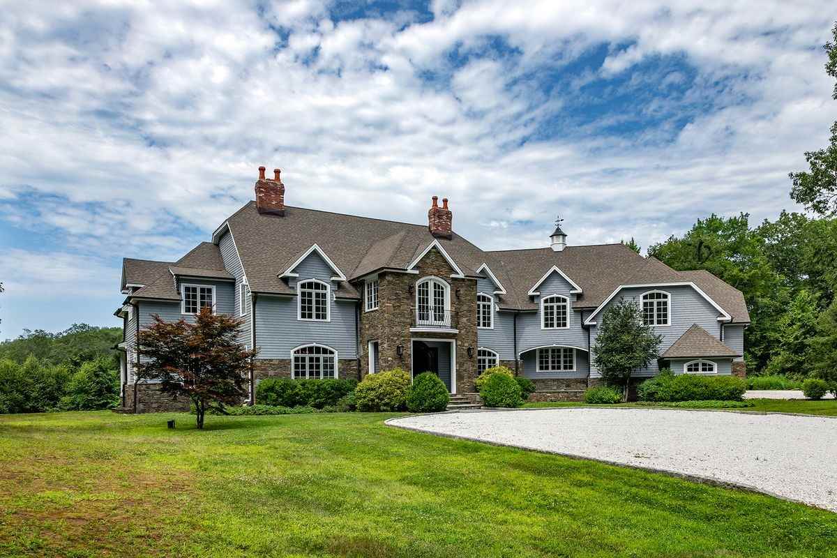 247 Roxbury Rd - Photo 2 of 24