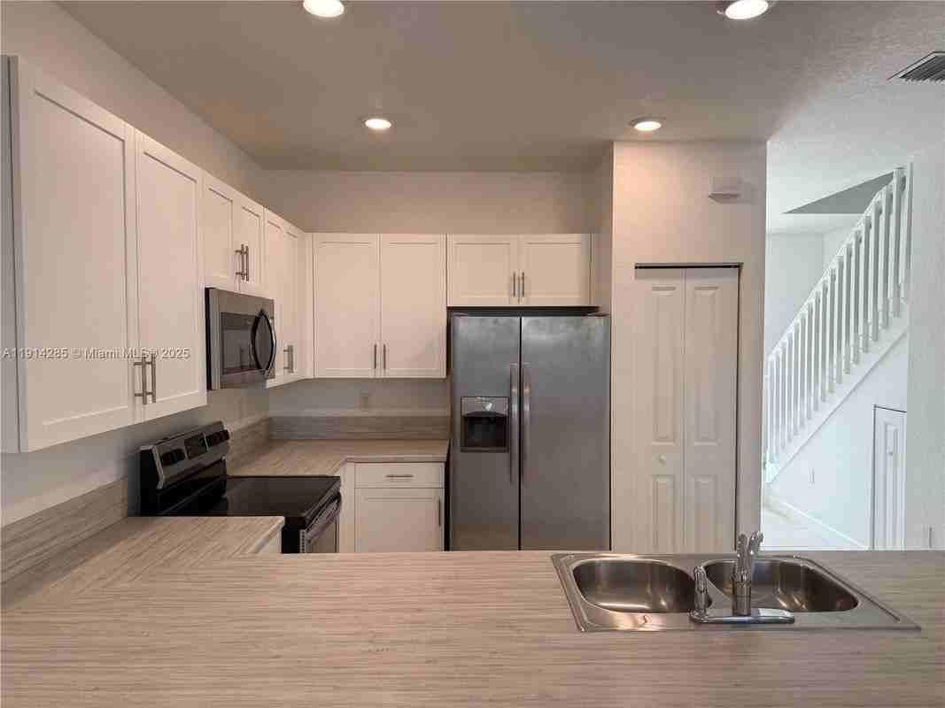 685 Ne 208th Ter - Photo 3 of 35