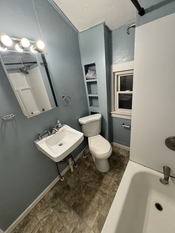 206 Court St - Photo 2 of 8