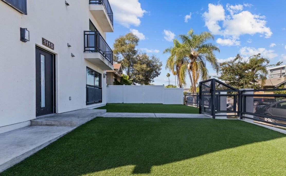 1110 E 40th Pl #NA - Photo 2 of 10