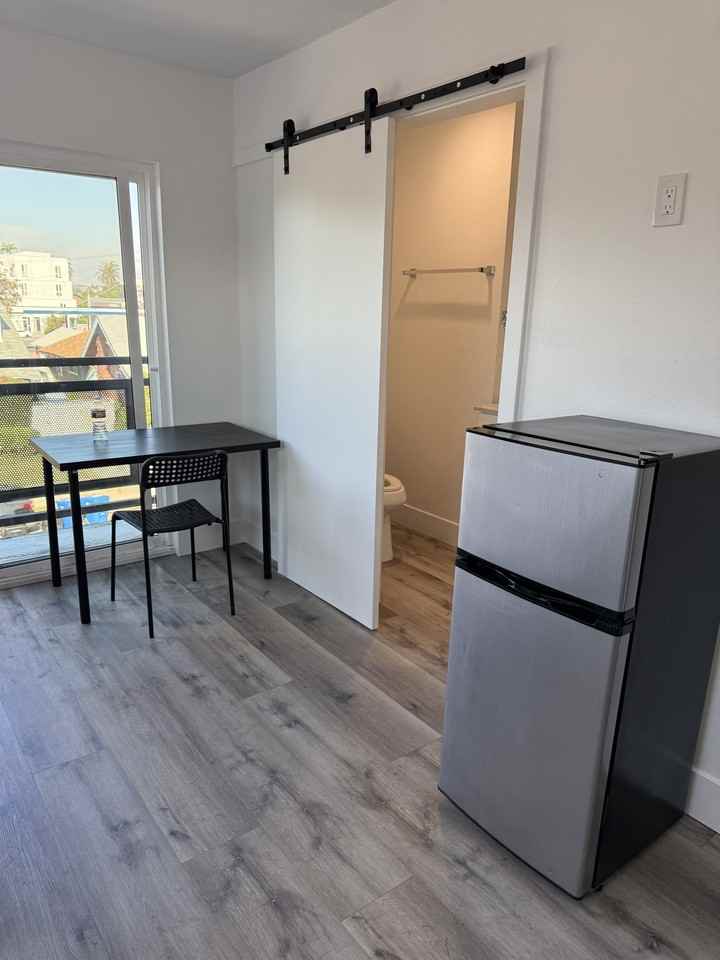 1110 E 40th Pl #NA - Photo 4 of 10