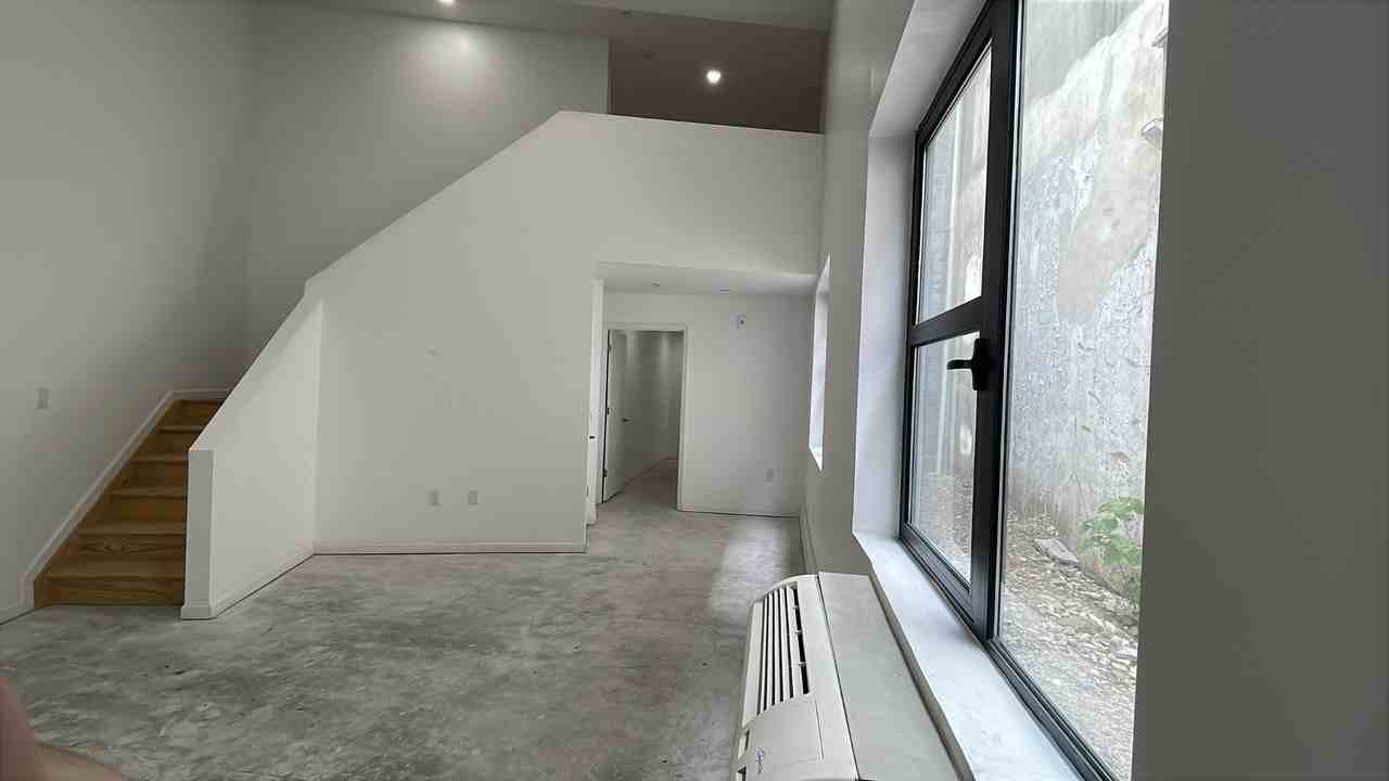 556 Market St #1B - Photo 6 of 13