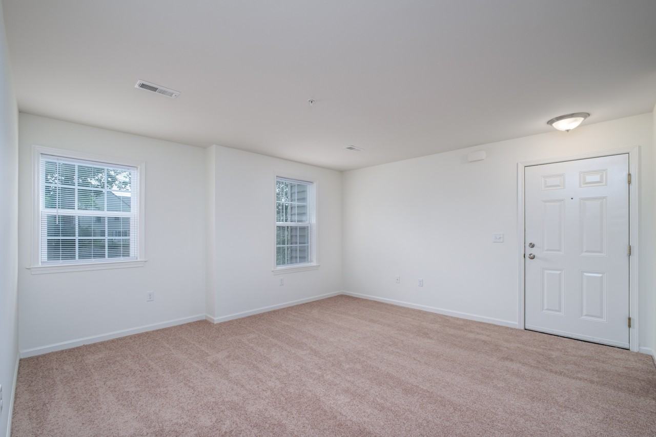 290 Oakridge Dr - Photo 2 of 10