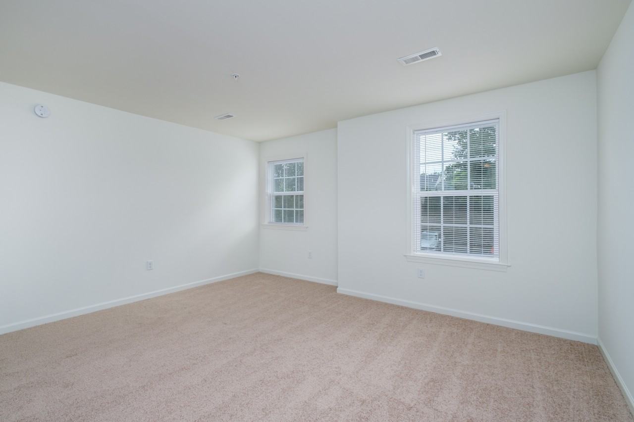 290 Oakridge Dr - Photo 3 of 10