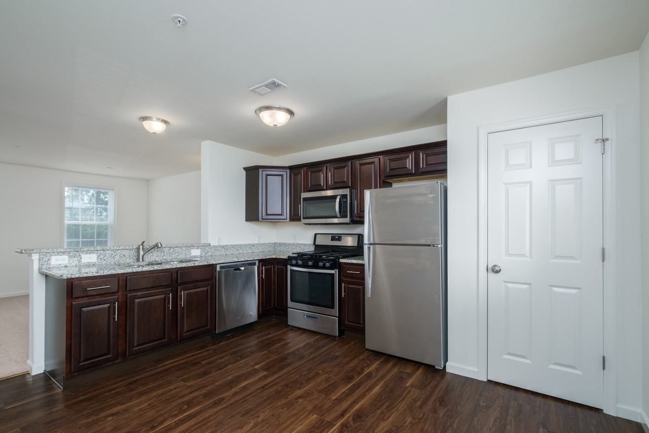 290 Oakridge Dr - Photo 4 of 10