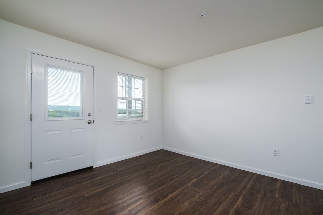 290 Oakridge Dr - Photo 5 of 10