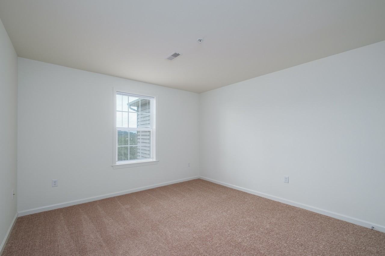 290 Oakridge Dr - Photo 7 of 10