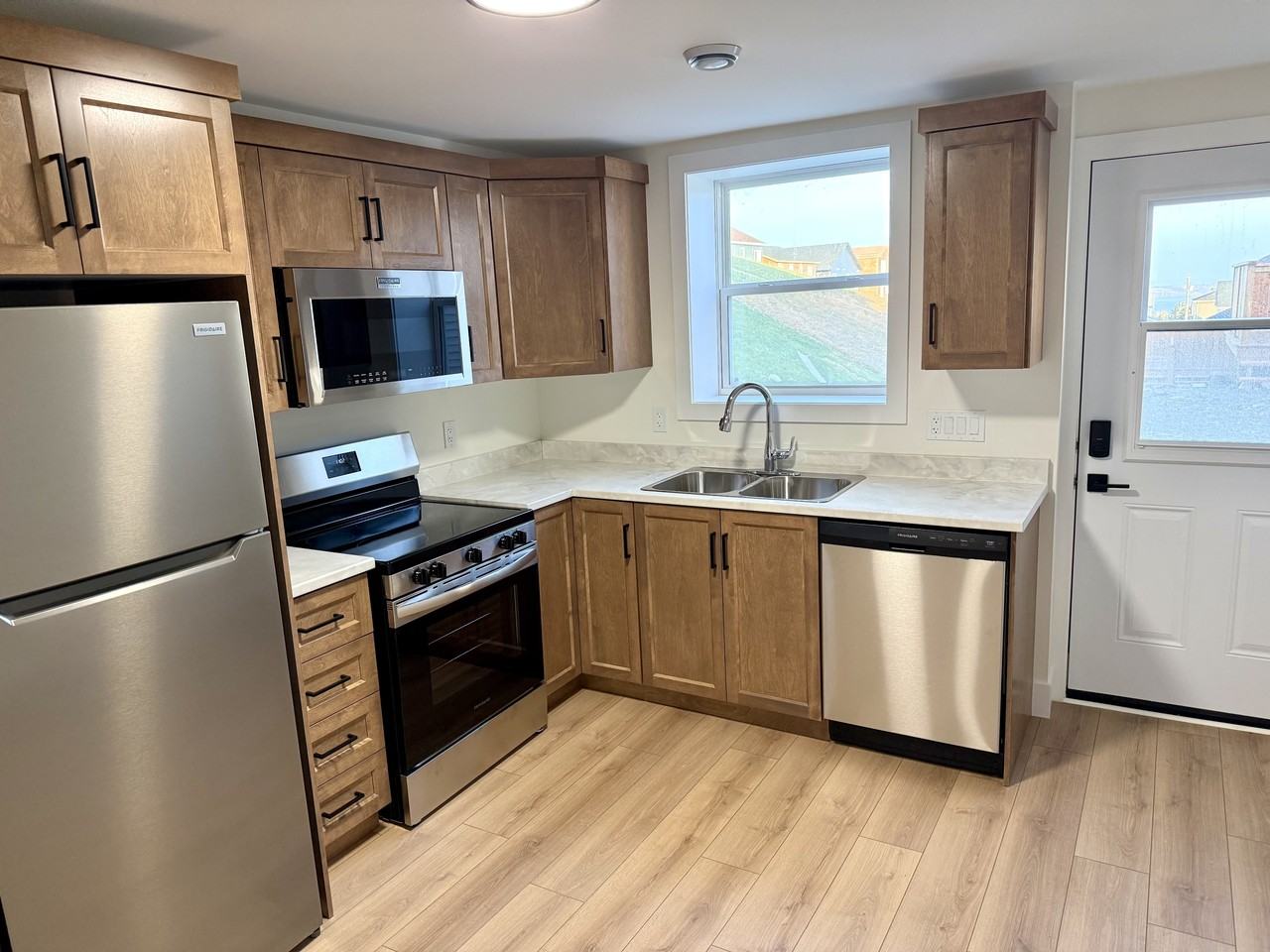 18 Av Kemble #A - Photo 3 of 9